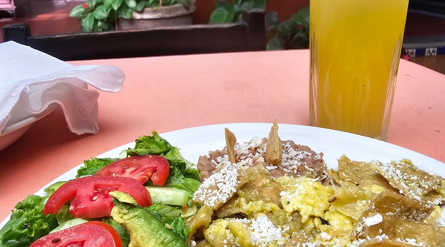 Desayuno tradicional en el restaurante 