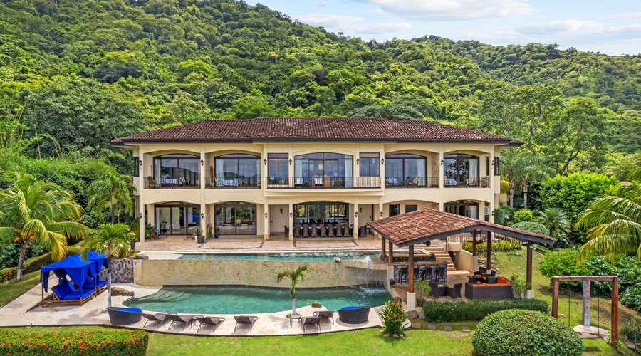 8-bedroom top rated luxury villa in Coco Beach