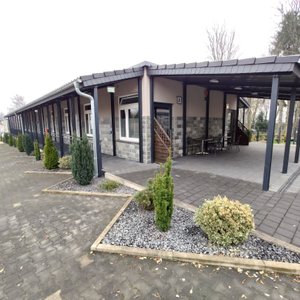 Flachbau - Parkplatz seite