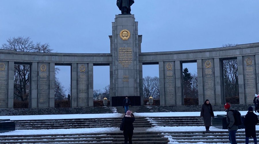 Das Ehrenmal im Winter
