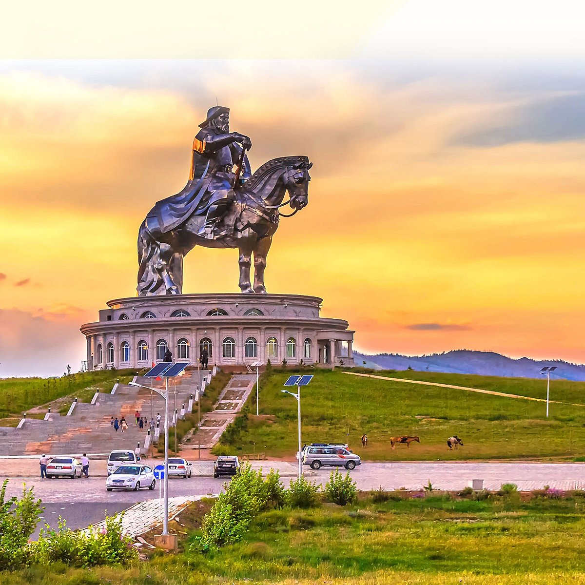 Улан батор памятник. Статуя Чингисхана в Улан-Баторе. Статуя Чингисхана в Цонжин-Болдоге Монголия. Монголия столица Улан Батор достопримечательности. Конная статуя Чингисхана в Монголии.