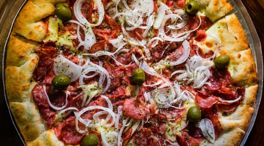 Nossa tradicional calabresa! Para comum, mas a escolha dos ingredientes faz toda a diferença! Além do forno à lenha em 480 graus, que proporciona o ponto perfeito da massa crocante por fora e macia por dentro.   A borda pode ser rechada com catupiry ou mussarela, como na foto. 
