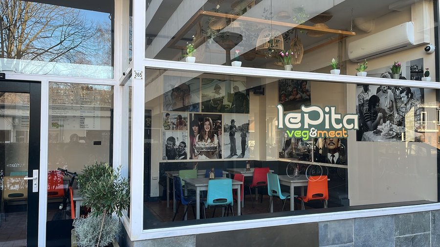 Outside lePita…