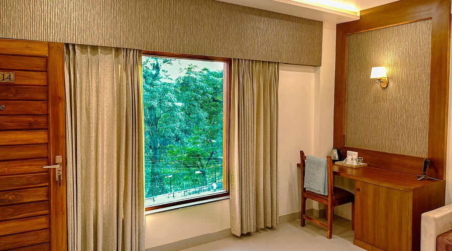The suite rooms at Hotel Ananda Kashi are designed to give our guests a luxurious stay with modern facilities. The 430 sq.ft room offer a tranquil ambience. Best suited for guests who love luxury. This spacious sanctuary combines refined elegance with modern amenities, offering a private oasis for the discerning traveler. Unwind in style and elevate your stay to an extraordinary level of comfort.