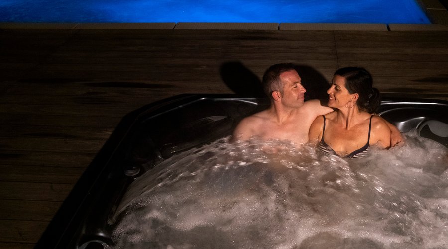 Jacuzzi exterior en zona de piscina en el jardín