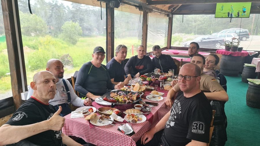 Zadovoljni gosti na otvorenoj terasi restorana.