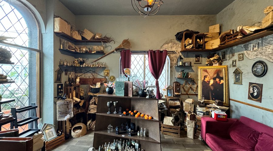 Una tienda de souvenirs con un montón de artículos de recuerdo y spots para tomarte increíbles fotos