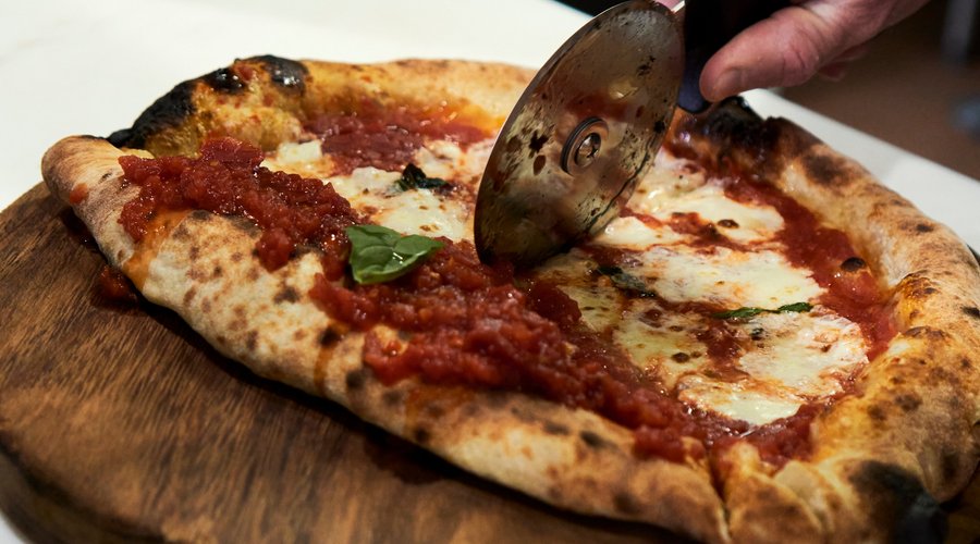 Vesuvio, mitad calzone y mitad pizza.