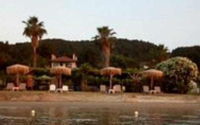 "IS A WONDERFUL LOCATION FOR YOUR HOLIDAY" close to us is the beach and the sea  (3 meters) from us.