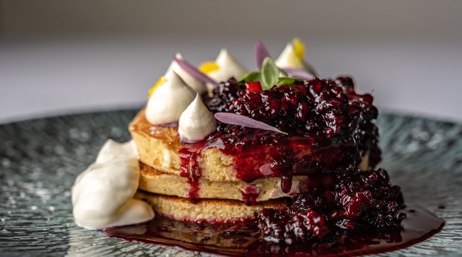 HOT CAKES DE RICOTTA Y LIMÓN, Con compota de mora azul / LEMON RICOTTA PANCAKES With blueberry compote