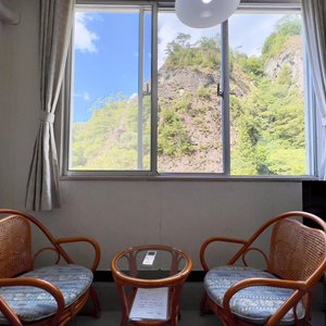 大きな窓からは、季節ごとに変化する「古岩屋」の景色を思いきり堪能できます