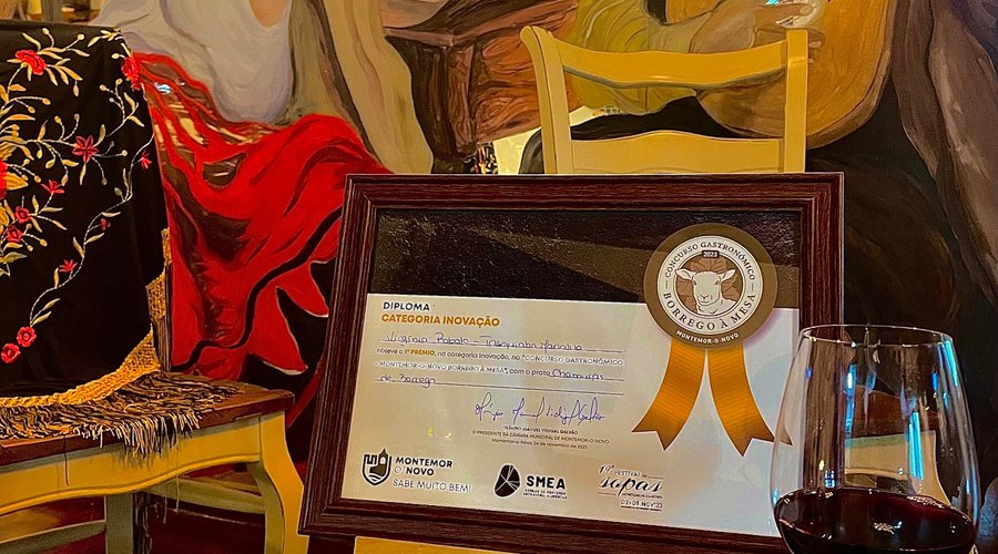 Estando nós no nosso querido Alentejo, algo que não podemos dispensar é o bom borrego, e como tal, apresentamos as nossas afamadas Chamuças de Borrego, vencedoras do Concurso Gastronómico do “Borrego à Mesa”!  Com um sabor inigualável, é algo indispensável numa experiência na nossa Tasquinha!   Venha provar! Do que está à espera? ✨