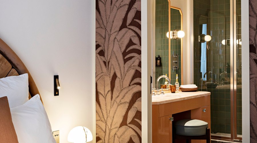 Les Juniors Suites,  Dans notre Junior suite très « Art Déco » s’intègre du mobilier vintage des années 70. Ouvrez la porte comme un écrin de douceur.