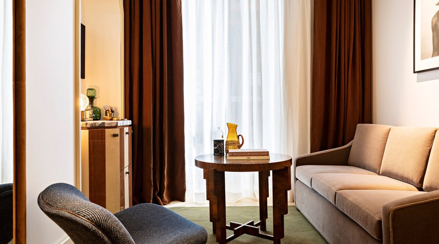 Les Junior suites,  Dans notre Junior suite très « Art Déco » s’intègre du mobilier vintage des années 70. Ouvrez la porte comme un écrin de douceur.