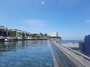 สระว่ายน้ำและชายหาด