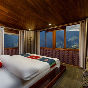 The Wooden Connecting Room With 3 queen-sized beds, with the great view of the valley from the window