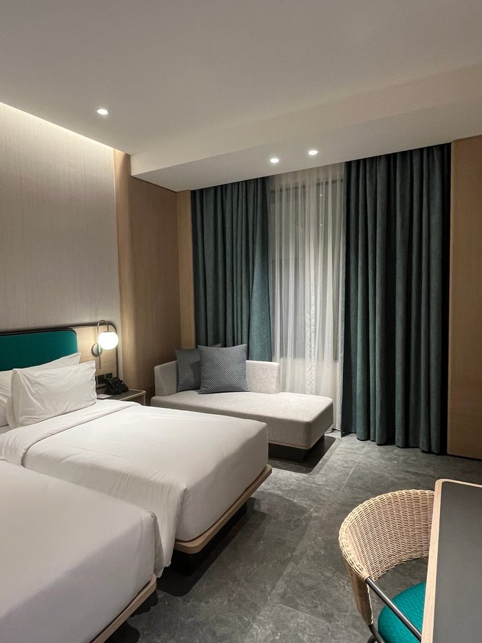 VIVERE HOTEL, ARTOTEL CURATED - Hostel Reviews (Tangerang, Indonesia)