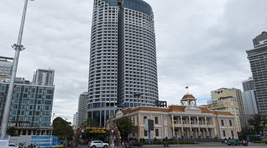 ホテル建物前景、すぐ前がビーチです