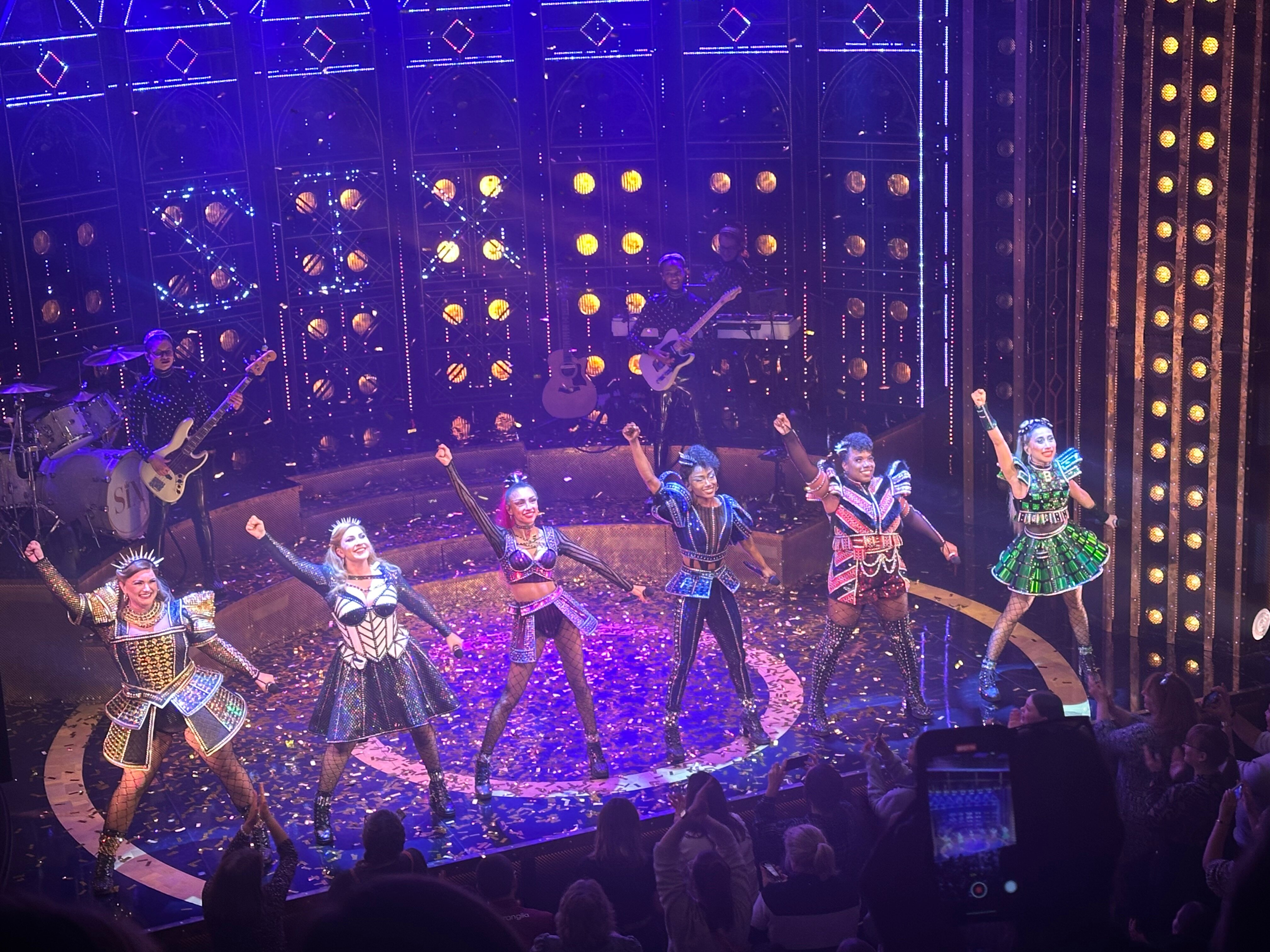 2025年 SIX The Musical - 出発前に知っておくべきことすべて