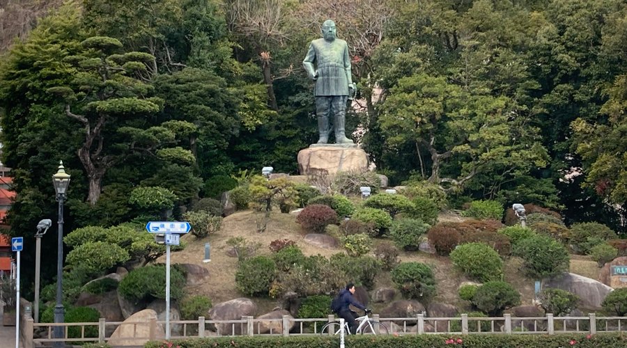 築山に立つ西郷隆盛像