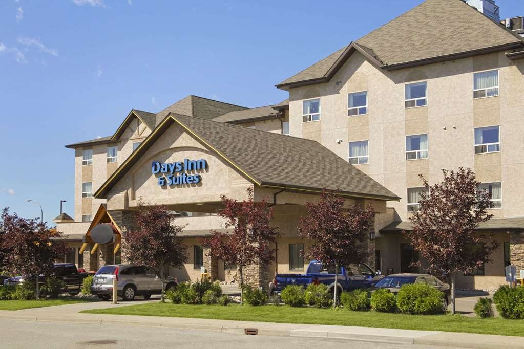 DAYS INN SUITES BY WYNDHAM WEST EDMONTON Updated 2024 Canada   Exterior 