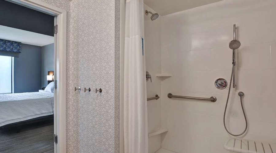 Guest room bath