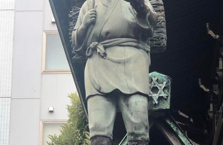 《鉄砲洲稲荷神社》社殿左手にある二宮尊徳像