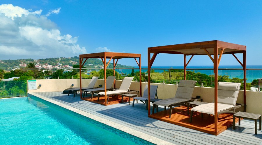 Roof top pool with magnificent view of Scarborough and the ocean