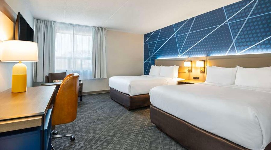 Guest room with queen bed(s)