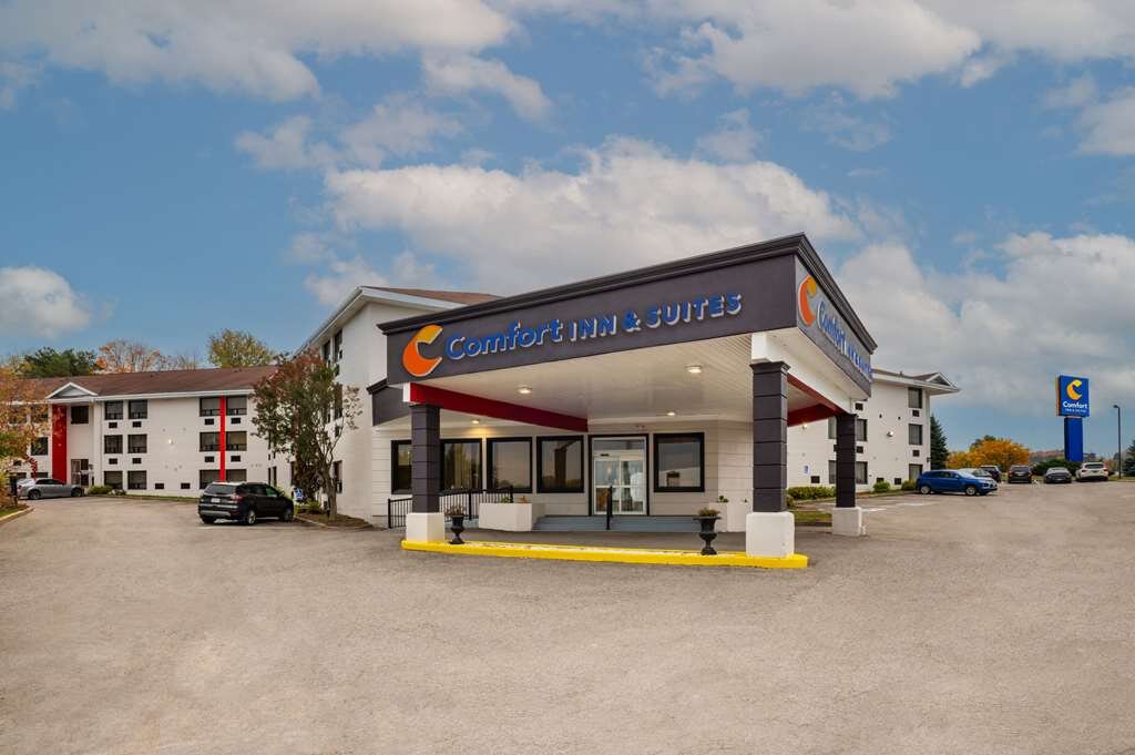 COMFORT INN SUITES BARRIE Updated 2024 Prices Hotel Reviews Ontario   Hotel Entrance 