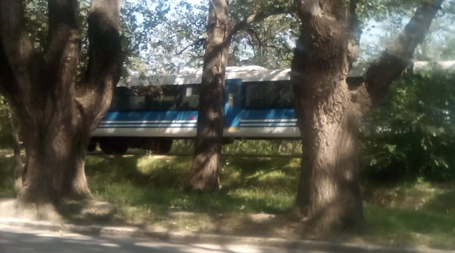 las vías del tren de las sierras de Córdoba pasan por frente del Hotel Garden.