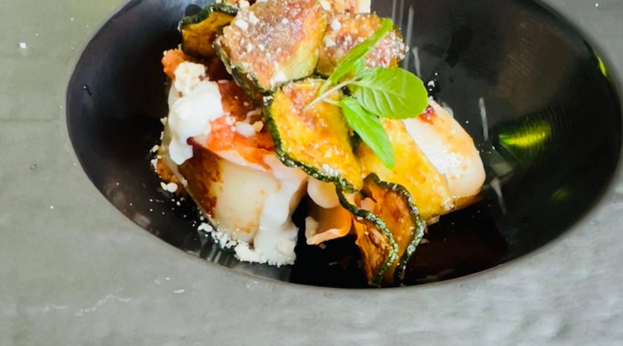 Calamaro ripieno di amatriciana con chips di zucchine
