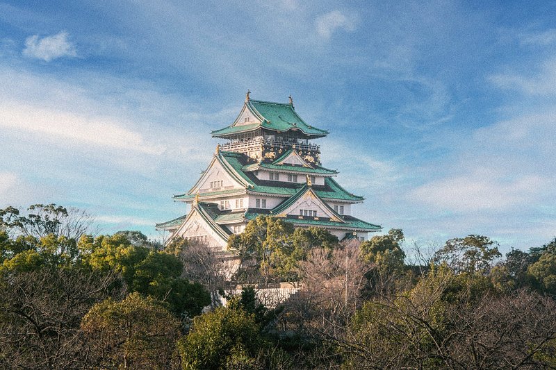 大阪城有金色和青綠色的裝飾。