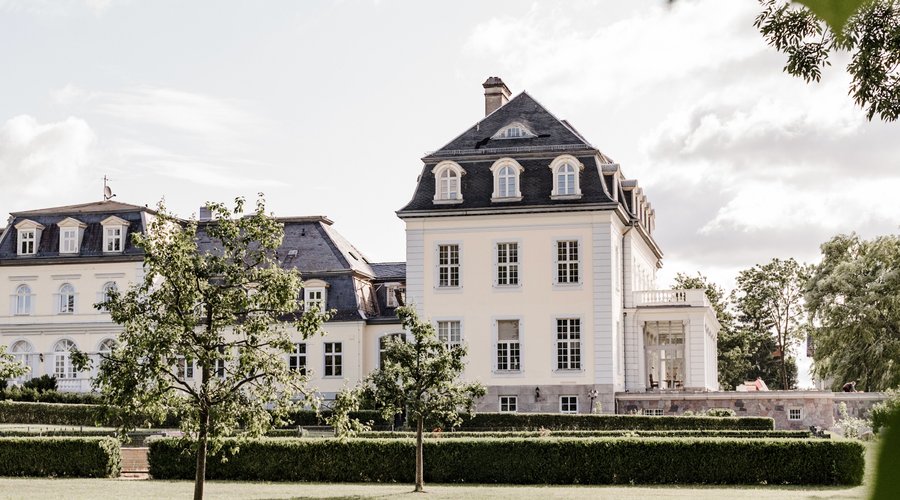 Parkansicht mit Küchengarten und Boule-Platz und Streuobstwiese.
