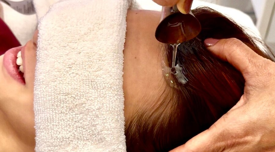 FaceBodyLift-Ayurveda head massage with warm oil