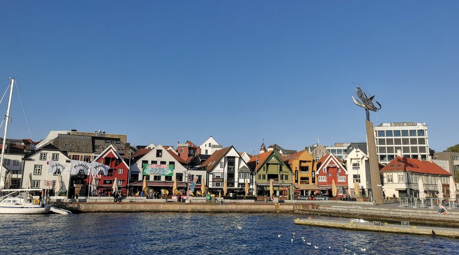 Front view of Skagenkaien.