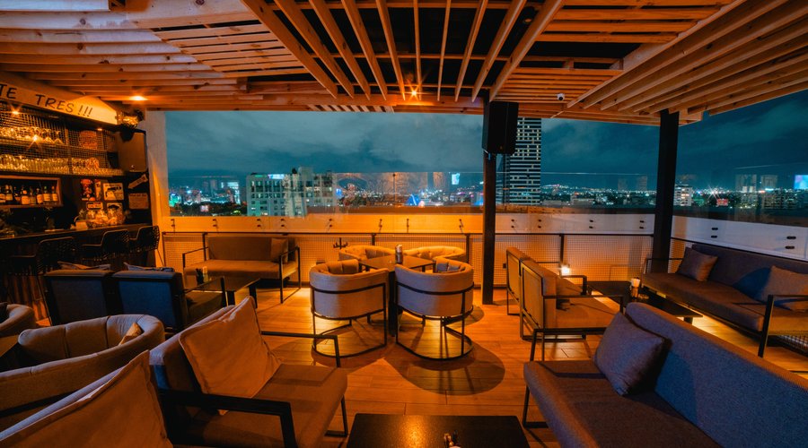 Celebraciones, reuniones sociales para disfrutar con amigos o de negocios nuestro Bar Nono es un lugar ideal. Con una amplia variedad de cocteles y bebidas además de pizzas horneadas en el momento. La vista es magnífica y la música complementan este moderno y conformable lugar.