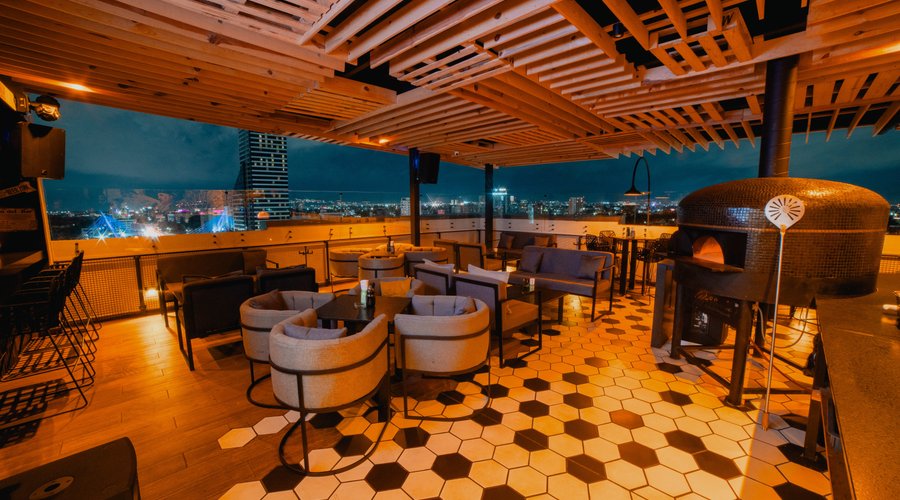 En Bar Nono disfruta de deliciosas Pizzas horneadas al momento además de bebidas y coctelería de autor. En el Rooftop, piso 9 de nuestro Hotel. Abierto al publico de martes a sábado de 7 pm a 1 am.