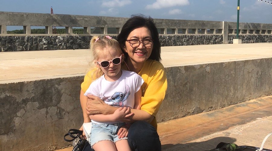 Nous avons séjournez avec notre fille de 4 ans durant 2 nuits avant notre départ à ko lanta . Hôtel super propre ,chambres spacieuse ,literie super . Leur gros points positive la gentillesse du personnel, a votre attention , nous ont commande nos transfère ainsi que excursion à Hong island   ,possibilité louer scooter à la réception .  La directrice est exceptionnel, elle nous a ramené et aide au pier pour nos tickets . Allez y les yeux fermé . Merci Merci  Teddy, jiji, Maddy-rose