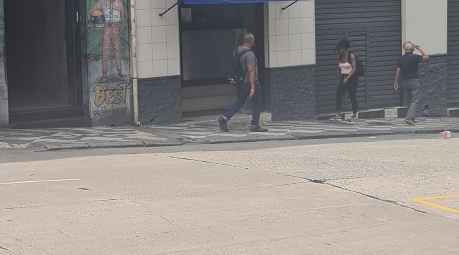É um lugar que fica próximo  da 25 de março,  próximo do metrô,  bancos,  policiamento bastante atuante nas proximidades da praça que fica enfrente ao hotel .