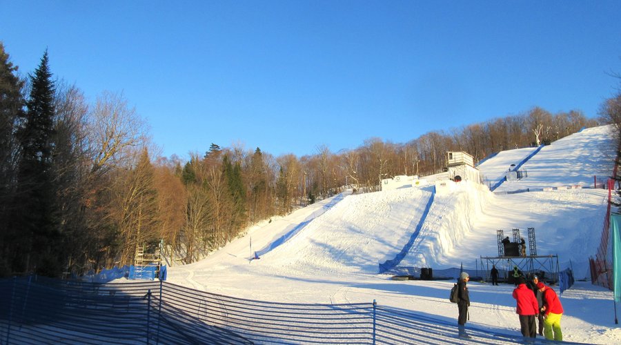 Préparation des pistes pour la Coupe du Monde qui avait lieu les 10 et 11 février 2024, 70 athlètes, 9 pays, 5e et 6e épreuves de ski acrobatique.
