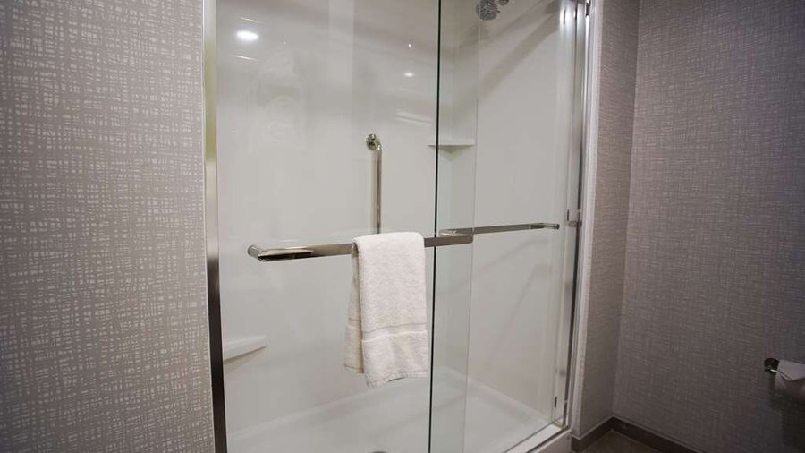 Guest room bath