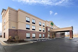La Quinta Inn & Suites by Wyndham Springfield Airport Plaza in Springfield