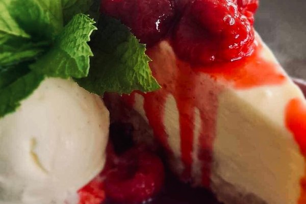White chocolate and raspberry cheesecake 