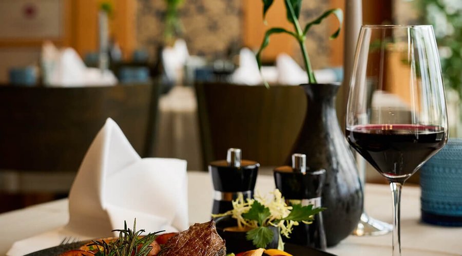 Beste Weine der Saale-Unstrut-Region, gesammelt in einer exklusiven Weinkarte mit über 30 Seiten.