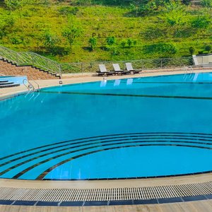 Large Swimming Pool & Jacuzzi