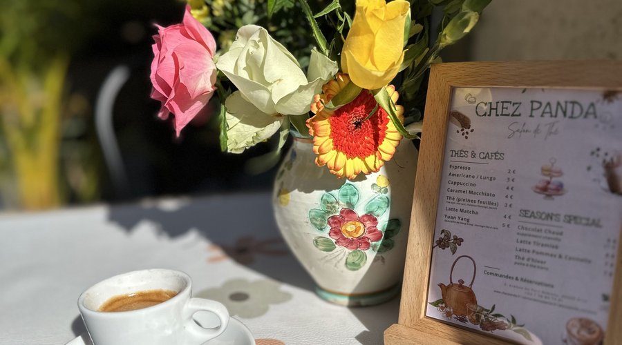 Terrasse au calme pour prendre un café accompagné d'un pâtisserie ou une artisanale .