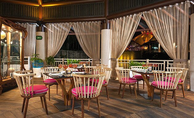 Los sabores de Yucatán Este restaurante exótico yucateco cuenta con lo mejor de la cocina local y ostenta una lista de cócteles llena de creaciones vivaces y bebidas clásicas. Se ubica junto al Teatro Cirque du Soleil y es un espacio en el que la selva rodea por completo la decoración colorida y contemporánea. Pruebe el sabor local antes de contemplar las espectaculares escenas de JOYÀ o vaya después del show para disfrutar de música en vivo y actuaciones.