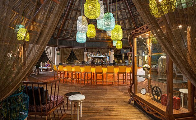 Los sabores de Yucatán Este restaurante exótico yucateco cuenta con lo mejor de la cocina local y ostenta una lista de cócteles llena de creaciones vivaces y bebidas clásicas. Se ubica junto al Teatro Cirque du Soleil y es un espacio en el que la selva rodea por completo la decoración colorida y contemporánea. Pruebe el sabor local antes de contemplar las espectaculares escenas de JOYÀ o vaya después del show para disfrutar de música en vivo y actuaciones.