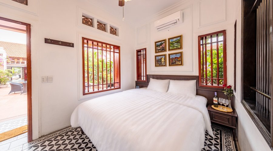 This buffalo room, have it own veranda overlooking to front courtyard  it's lovely room cozy boutique atmosphere 